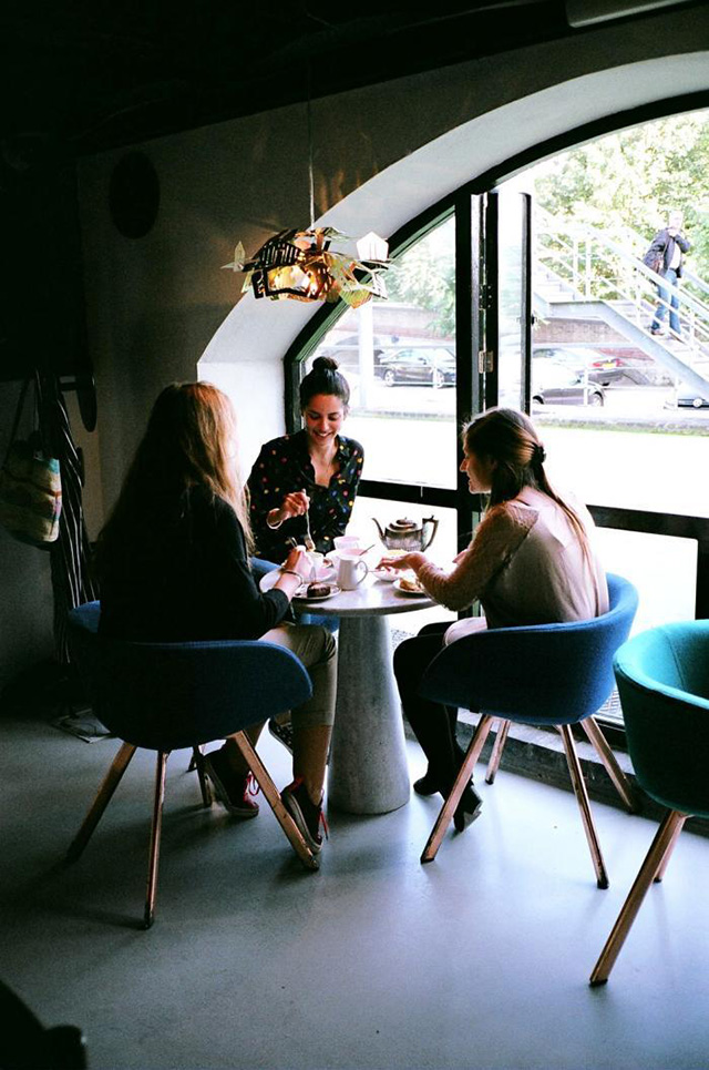 friends talking in cafe