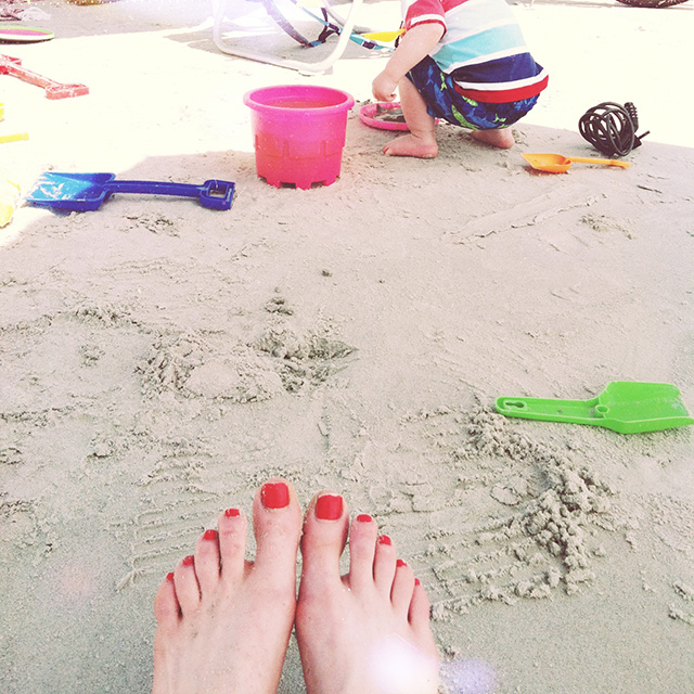 toes on the beach | bunnyanddolly.com