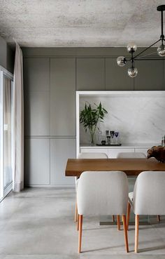 Decoração de apartamento. Mesa de jantar de madeira, bar, bar em casa, estante verde com adega. #decoracao #decor #details #casadevalentina