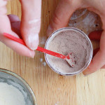 A simple yet effective DIY dry shampoo for brown hair